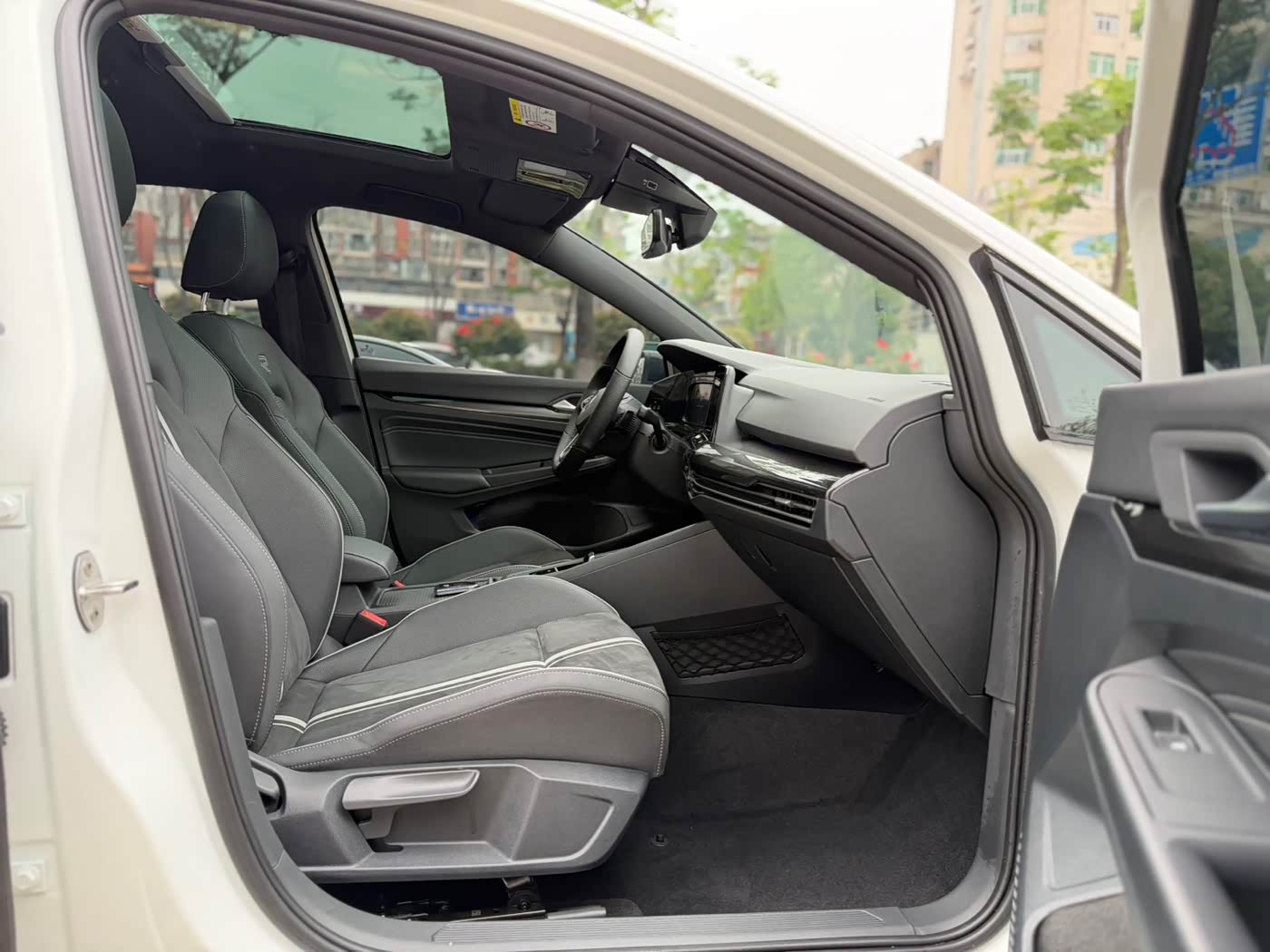 Volkswagen Golf 1.4 л 2022 г. Белый, пробег 42000 км