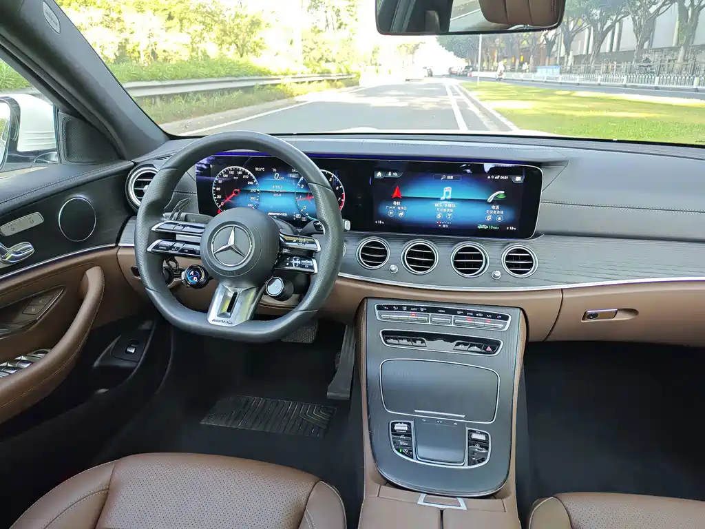 Mercedes-Benz E-Class — миниатюра 11