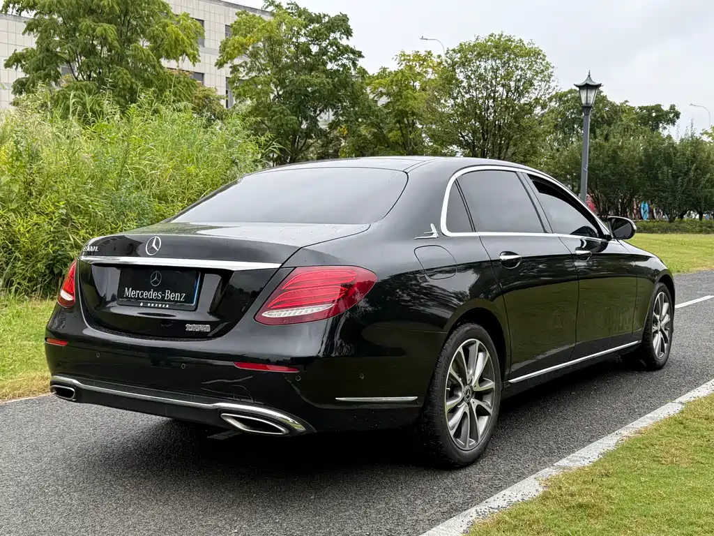 Mercedes-Benz E-Class — миниатюра 7