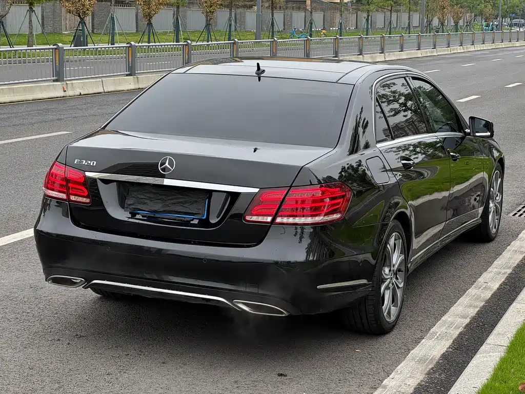 Mercedes-Benz E-Class — миниатюра 18