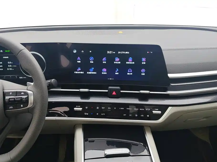 KIA LION PLATINUM EXPANDS THE WORLD