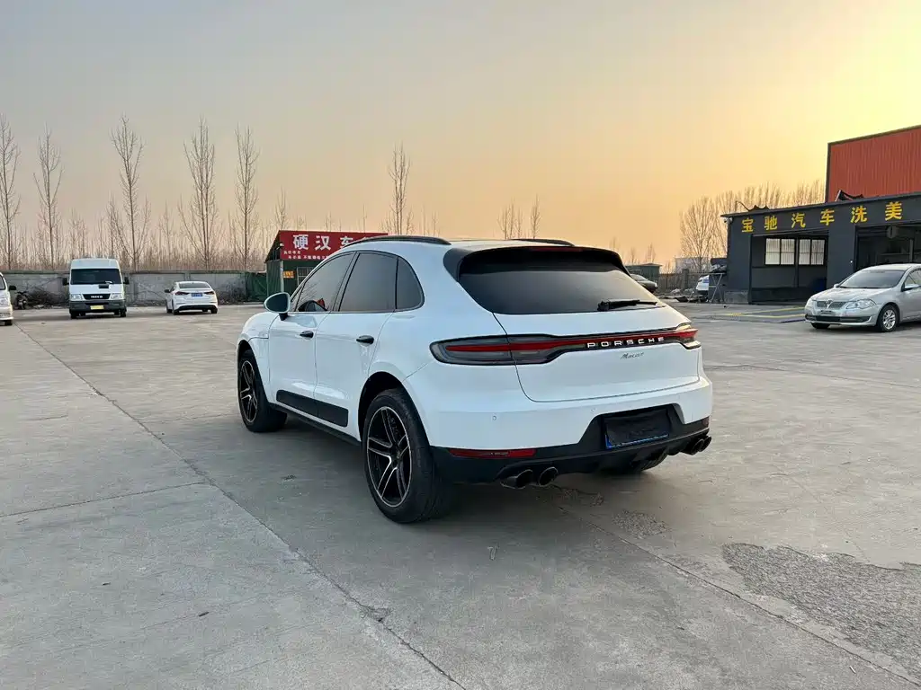 PORSCHE MACAN