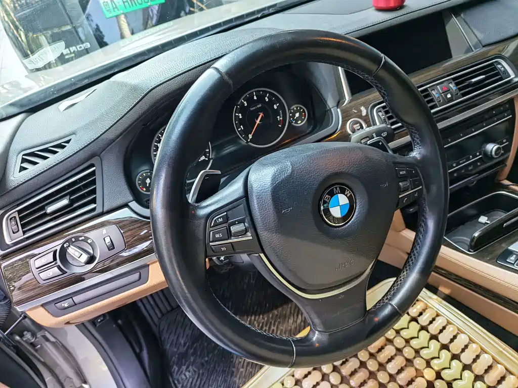 BMW 7 Series — миниатюра 11