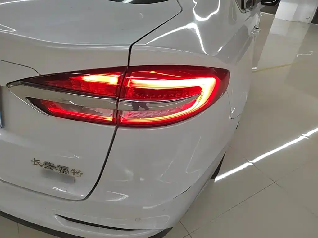 Ford Mondeo — миниатюра 8