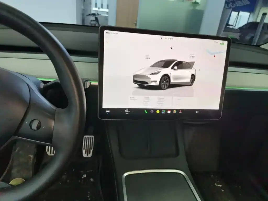 Tesla Model Y — миниатюра 13