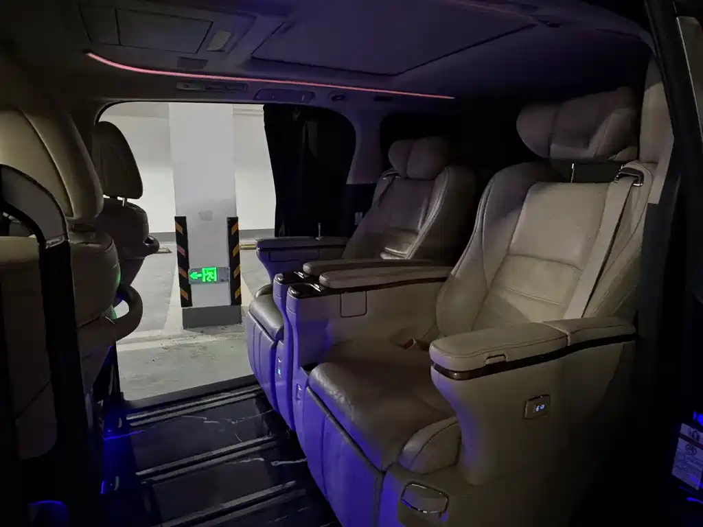 Toyota Alphard — миниатюра 8