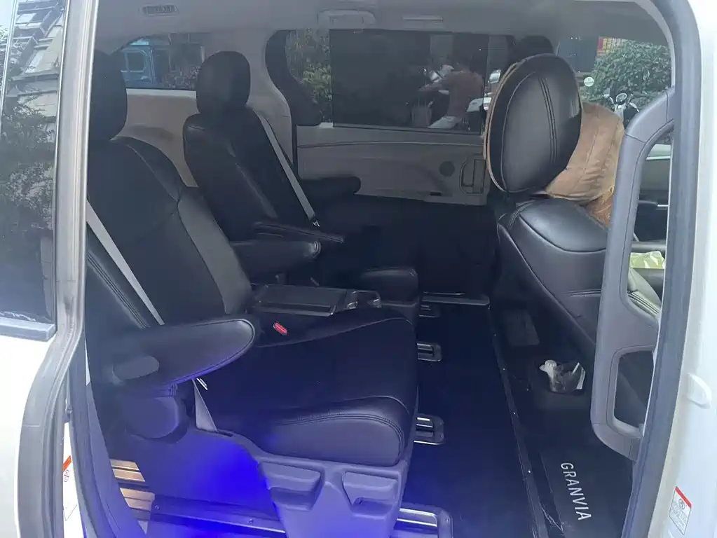 Toyota Granvia — миниатюра 8