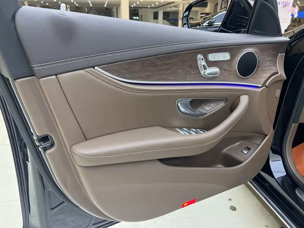 Mercedes-Benz E-Class — миниатюра 7