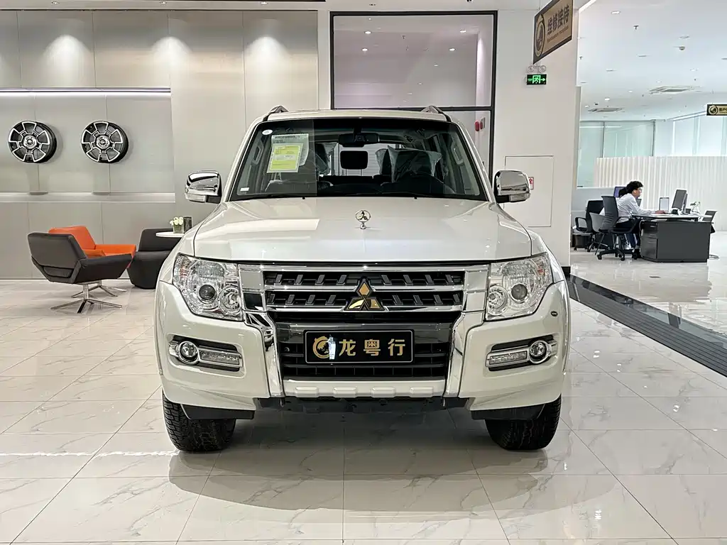 Mitsubishi V93 2022 3.0L AT