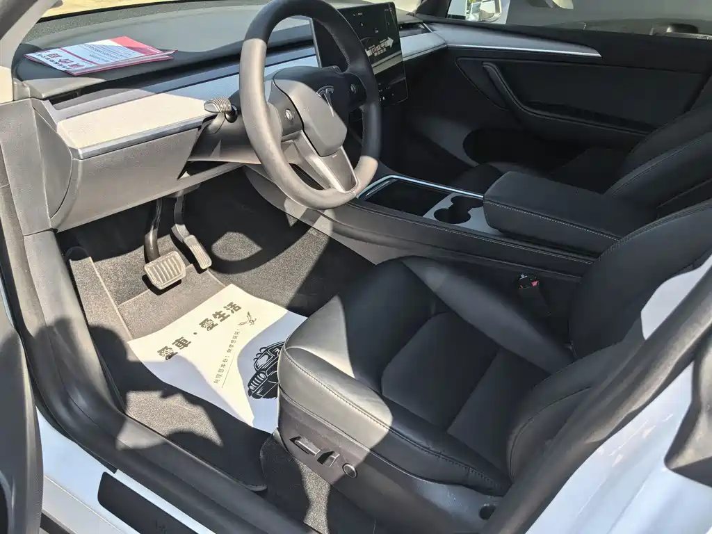 Tesla Model Y — миниатюра 12