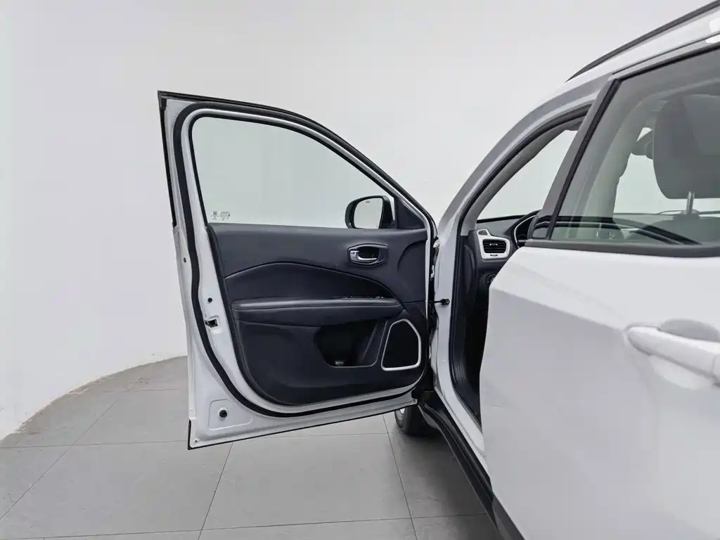 Jeep Compass — миниатюра 8