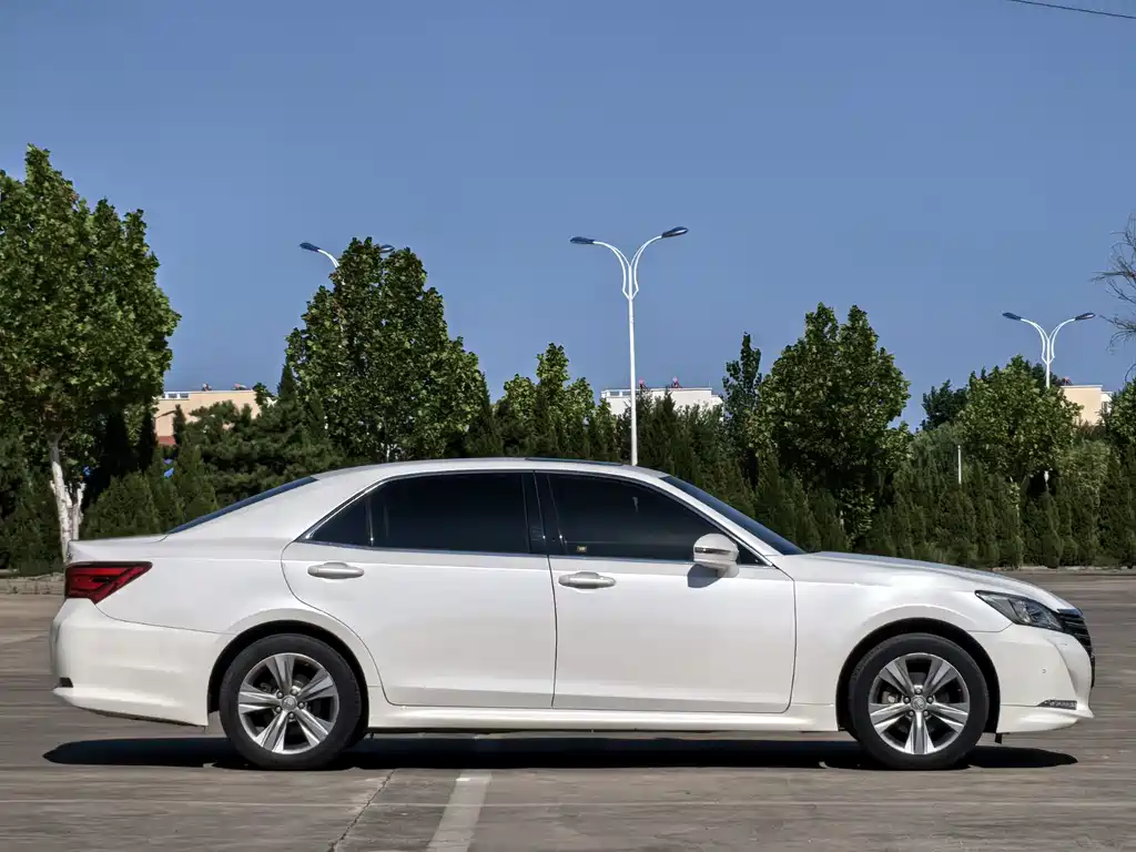 Toyota Crown — миниатюра 7