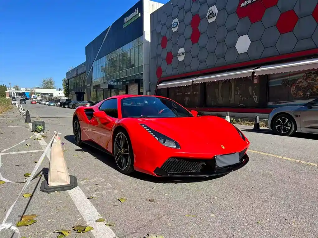 FERRARI 488
