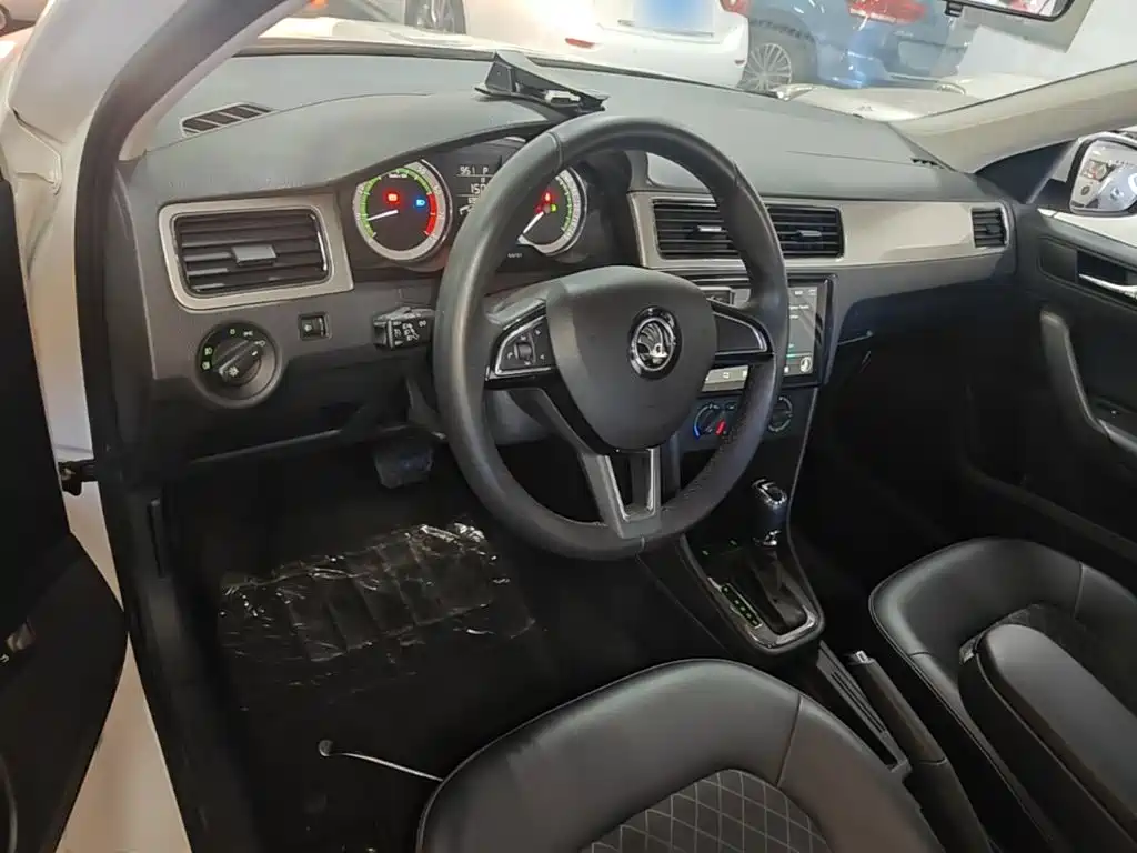 Skoda Rapid — миниатюра 10