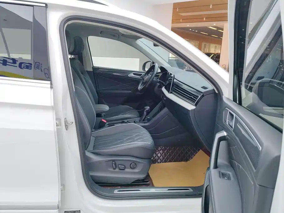 Volkswagen Tiguan L — миниатюра 8