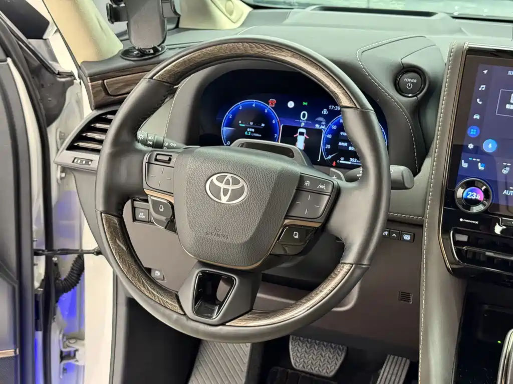 Toyota Alphard — миниатюра 7