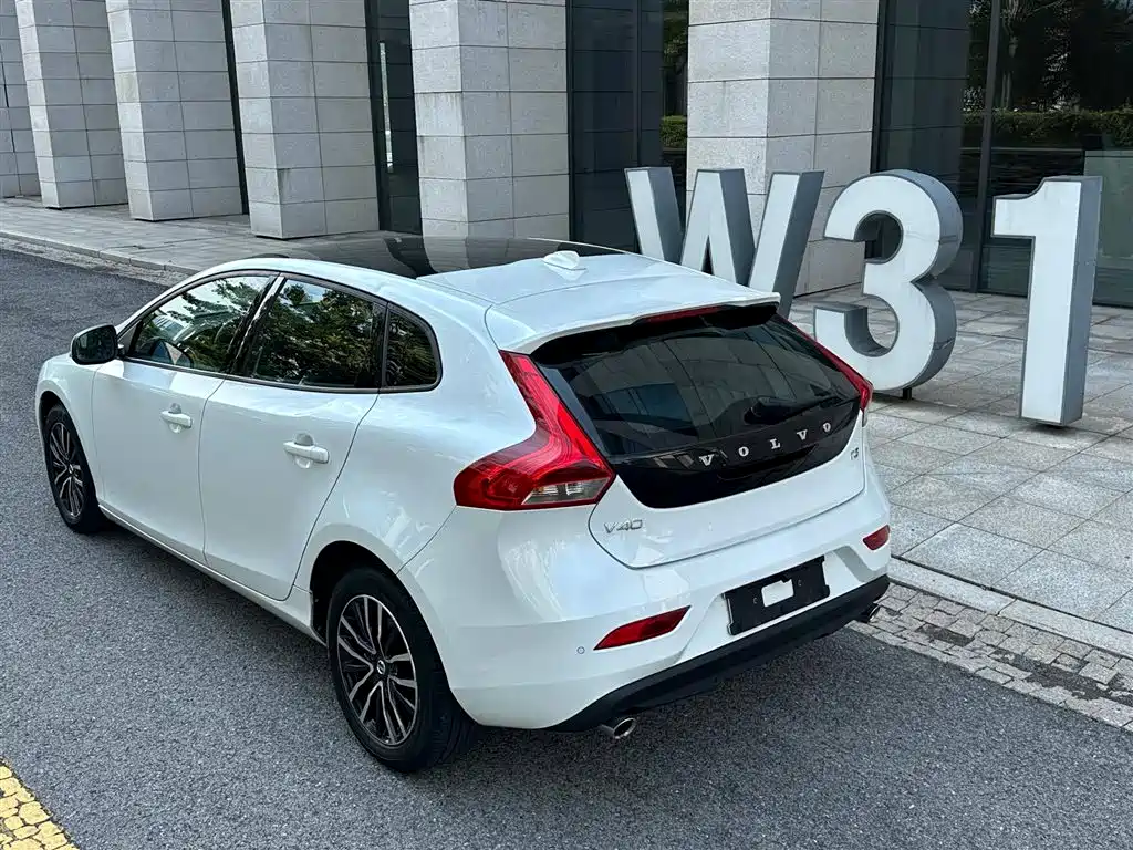 VOLVO V40