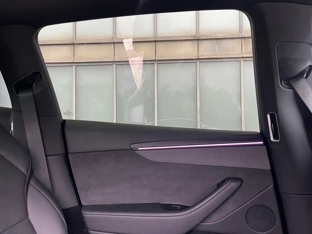 Tesla Model Y L — миниатюра 12