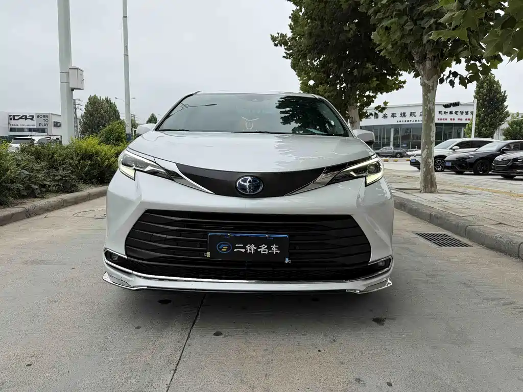 Toyota Sienna — миниатюра 2