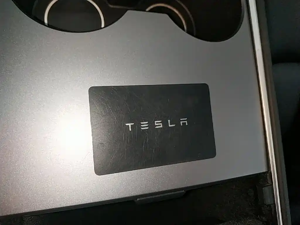 Tesla Model Y — миниатюра 9