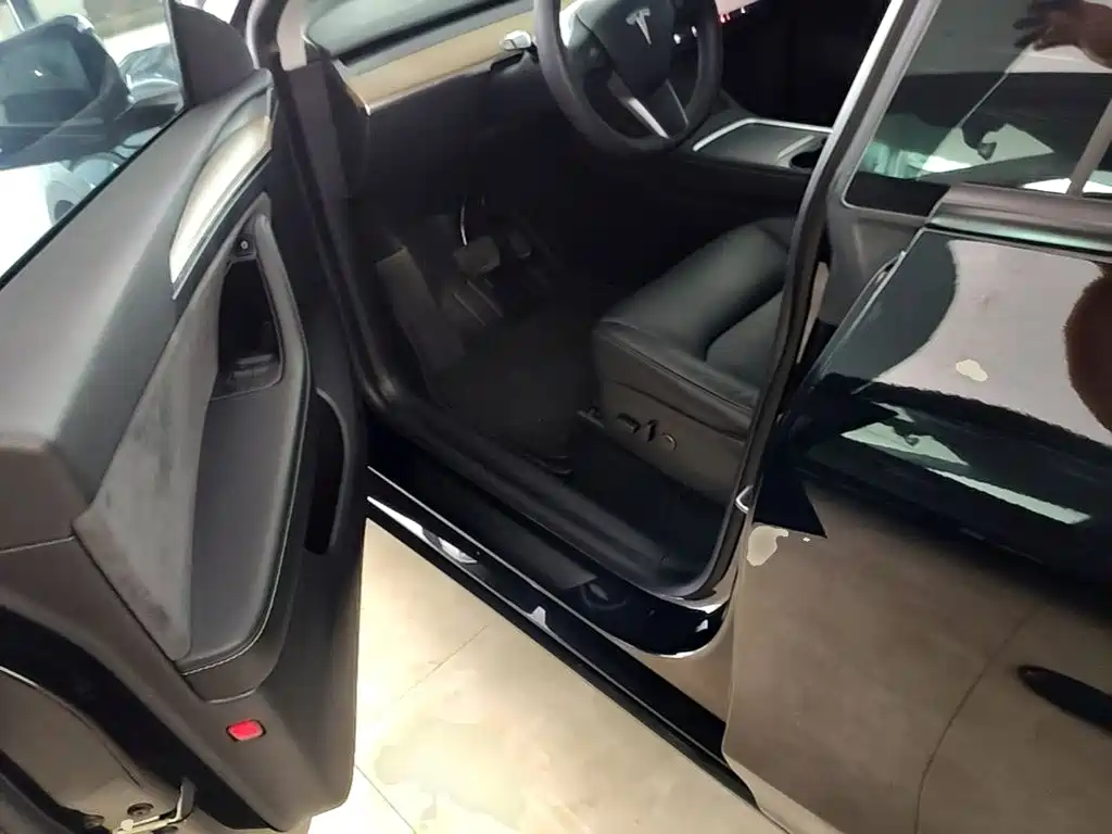 Tesla Model Y — миниатюра 16