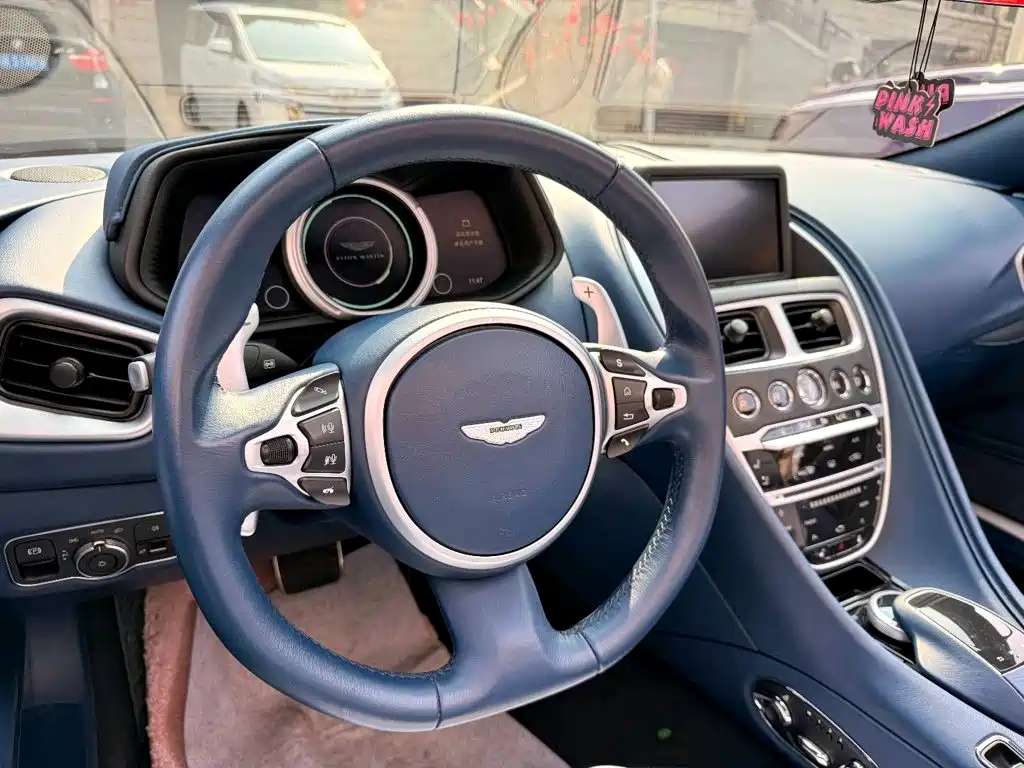 Aston Martin DB11 — миниатюра 7