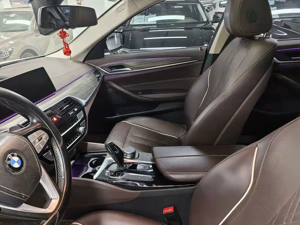 BMW 5 Series — миниатюра 9