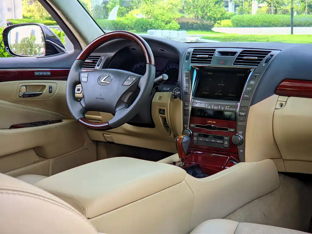 Lexus LS — миниатюра 10
