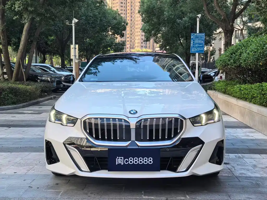 BMW 5 Series — миниатюра 2