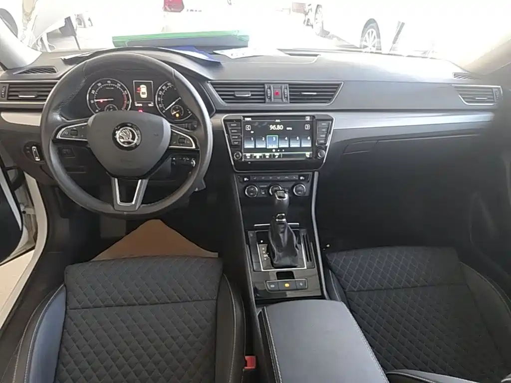 Skoda Superb — миниатюра 10