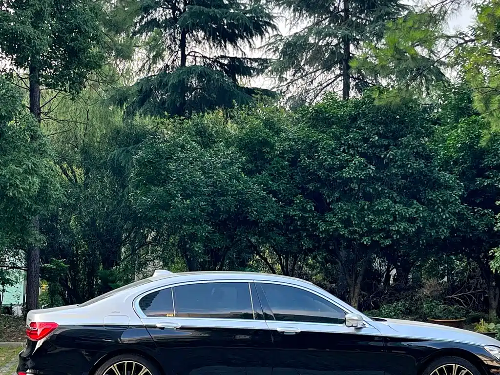 BMW 7 Series — миниатюра 13