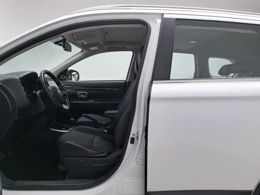 Mitsubishi Outlander — миниатюра 10