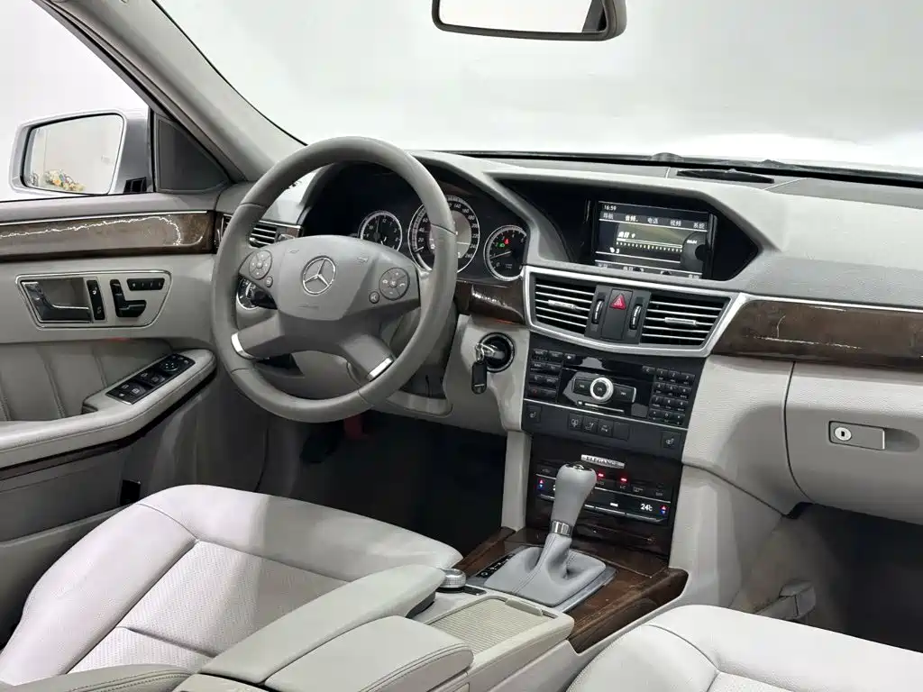 Mercedes-Benz E-Class — миниатюра 12