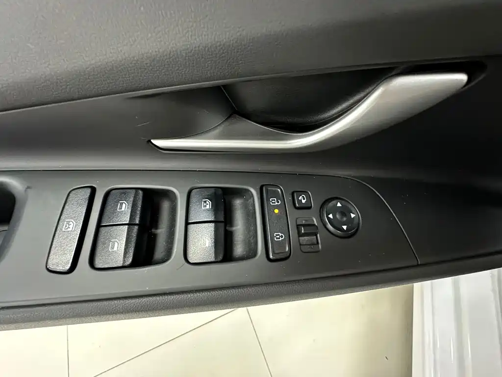Hyundai Elantra — миниатюра 12