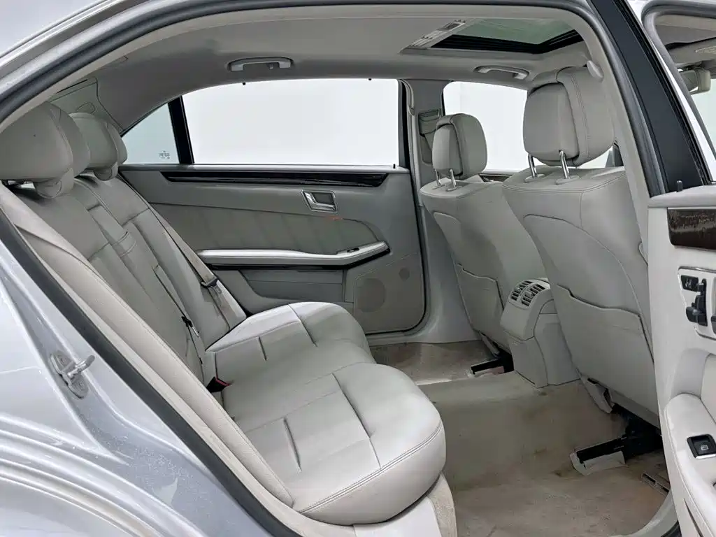 Mercedes-Benz E-Class — миниатюра 9
