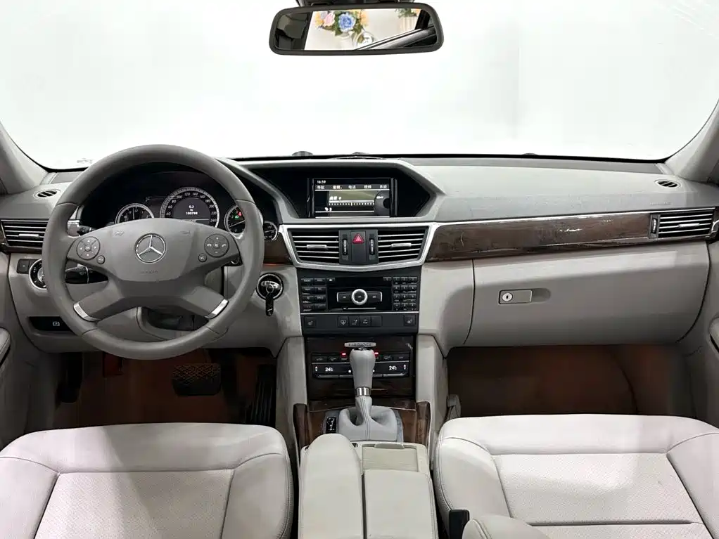 Mercedes-Benz E-Class — миниатюра 11