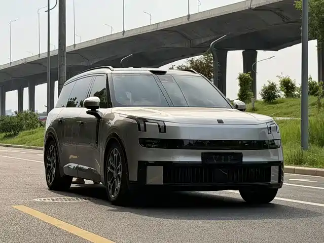 2025 Lynk & Co 900