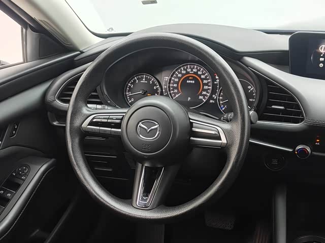 Mazda Mazda3 Axela 2.0 л 2023 г. Серебристо-серый, пробег 42699 км