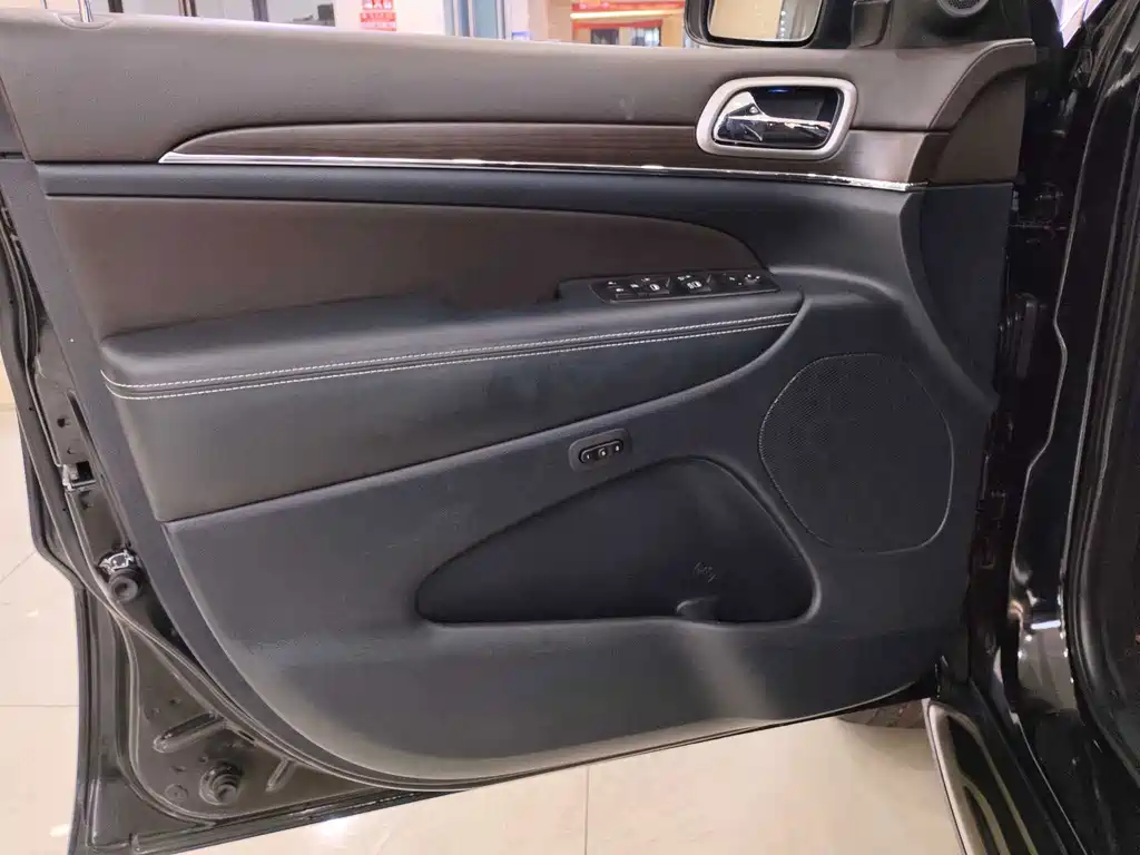 Jeep Grand Cherokee (Import) — миниатюра 4