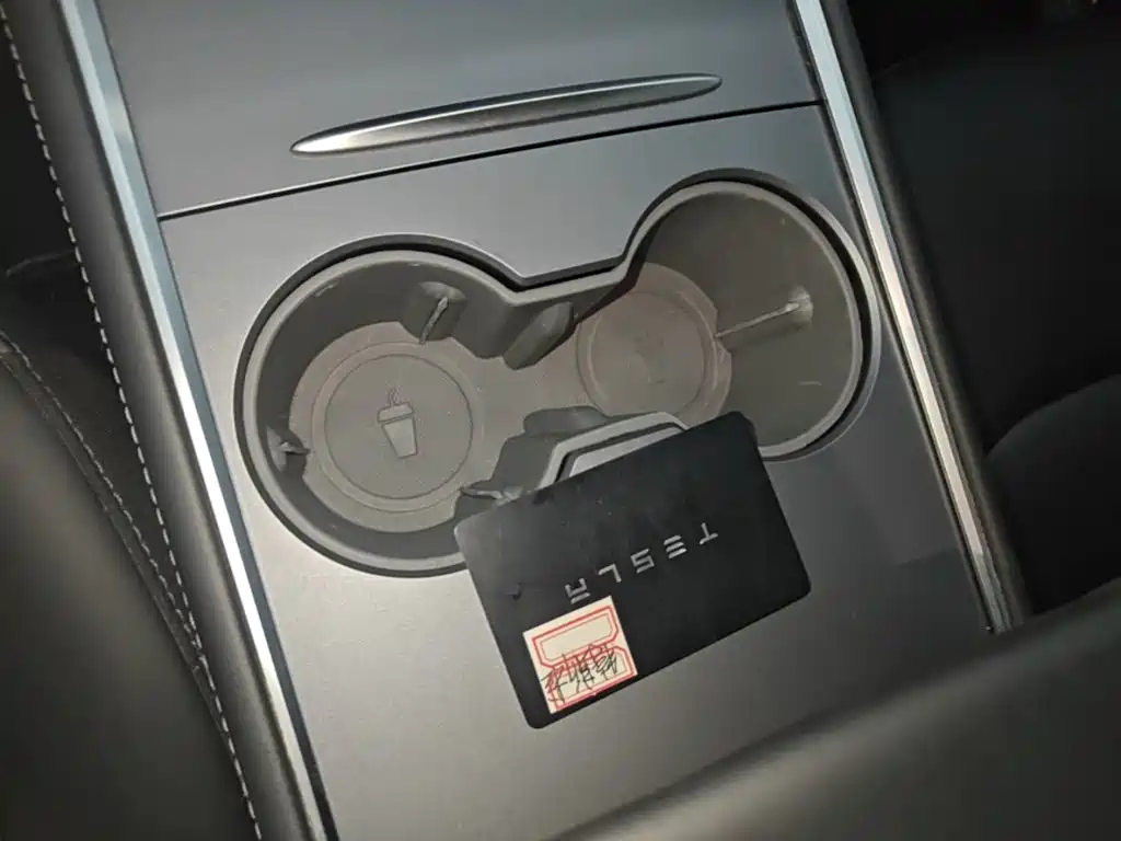 Tesla Model Y — миниатюра 17