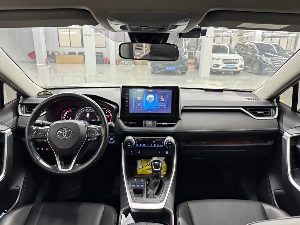 Toyota RAV4 — миниатюра 10