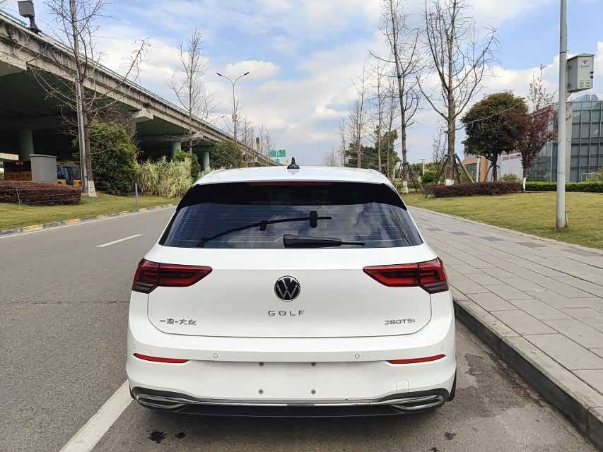 Volkswagen Golf 1.4 л 2023 г. Белый, пробег 20000 км