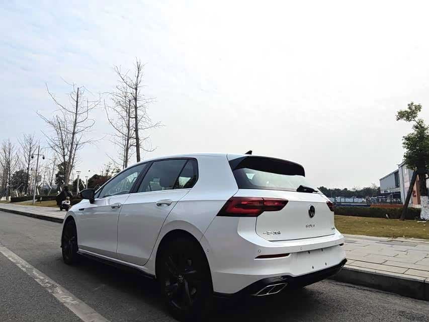 Volkswagen Golf 1.4 л 2024 г. Белый, пробег 10000 км