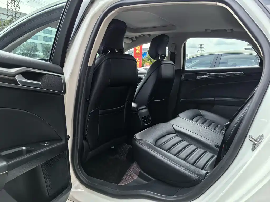 Ford Mondeo — миниатюра 7