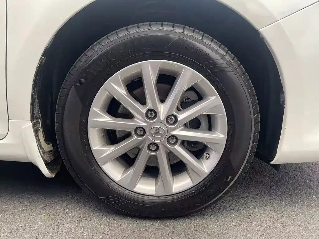 Toyota Camry — миниатюра 17