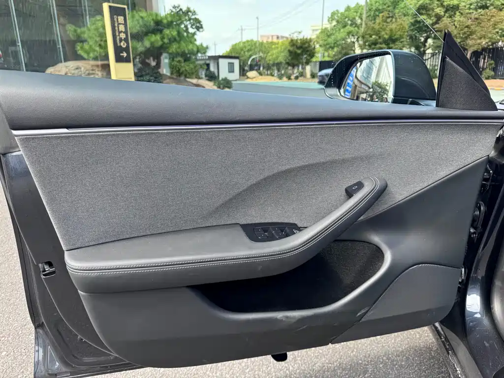 Tesla Model 3 — миниатюра 4