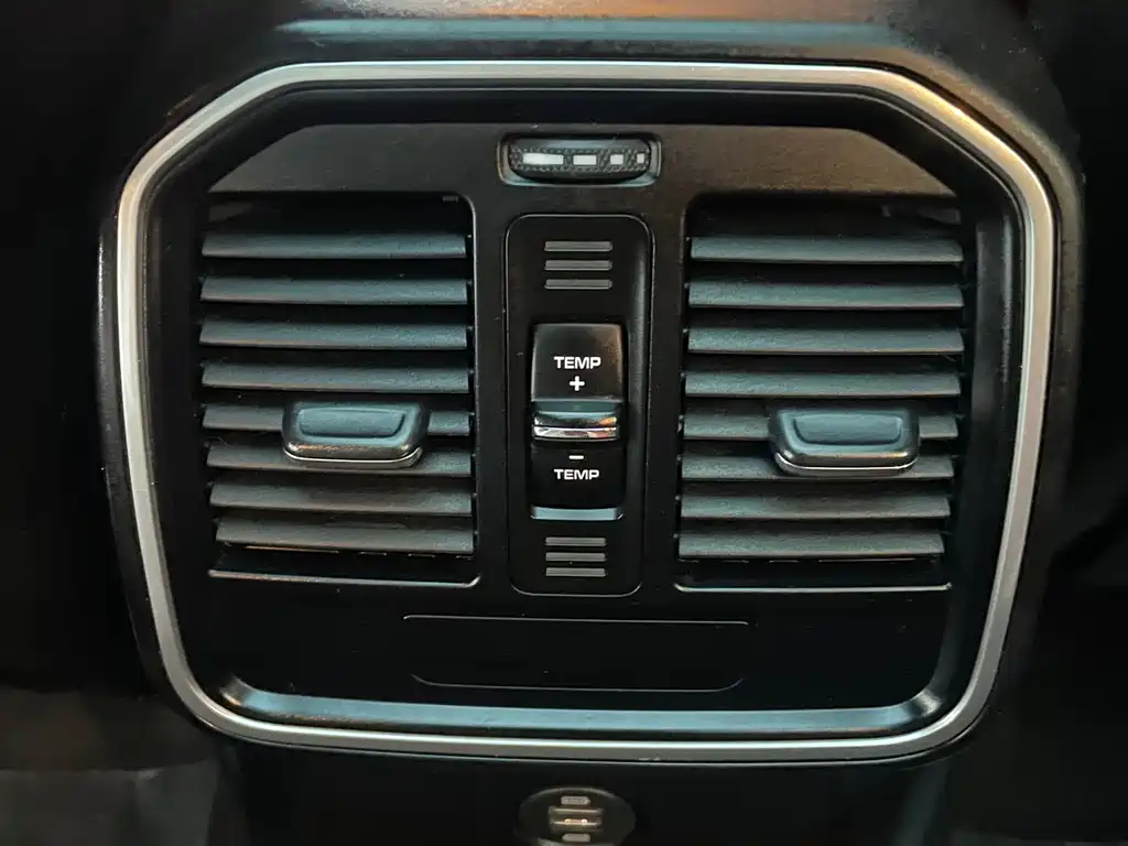 Porsche Macan — миниатюра 10