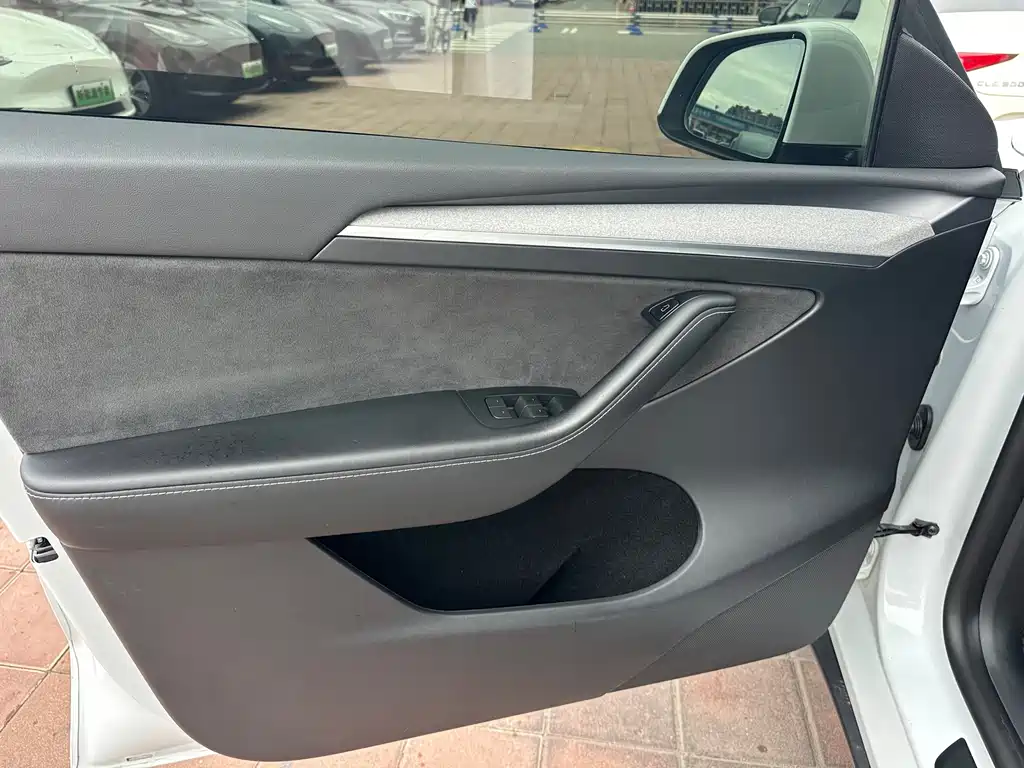 Tesla Model Y — миниатюра 12