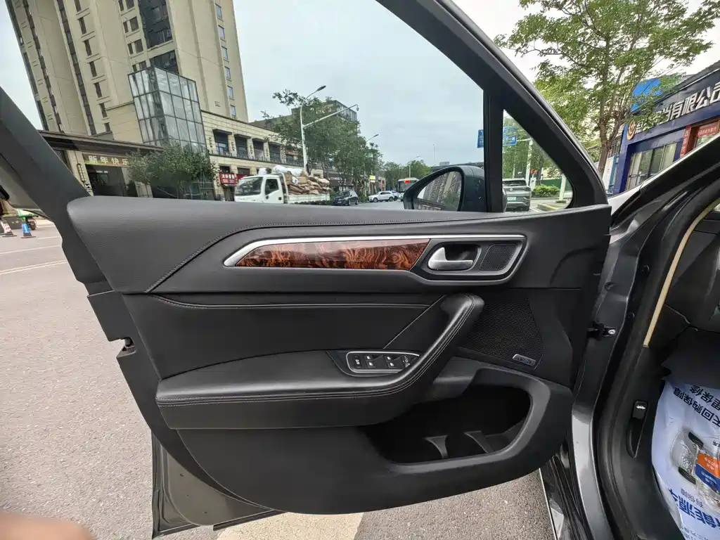 Dongfeng A9 2016 1.8T Luxury