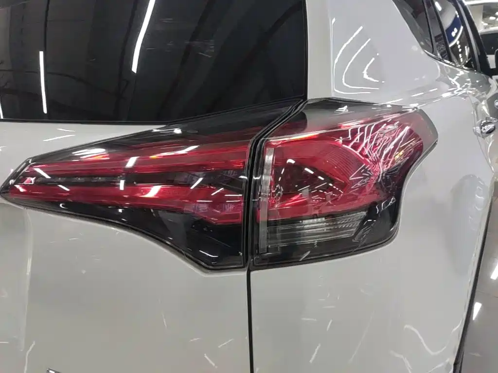 Toyota RAV4 — миниатюра 8